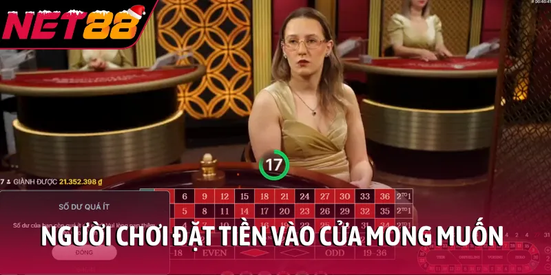 Người chơi đặt tiền vào cửa mong muốn